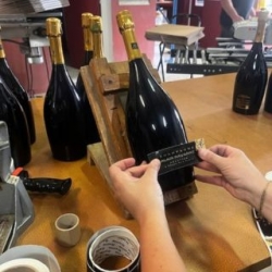 Champagne Alain NAVARRE - Habillage des Magnums à la main Champagne Alain NAVARRE - Habillage des Magnums à la main